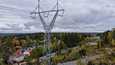 Fingridin ylläpitämään Suomen sähkönsiirron kantaverkkoon kuuluu voimajohtoja noin 14 000 kilometriä ja yli sata sähköasemaa. Voimajohdot ovat joko pylväissä avojohtoina tai maassa kaapeleina. Kuva Tampereen Koivistonkylästä 28. syyskuuta.