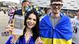 Ukrainalaiset euroviisufanit Kristina Kristohka ja Dima Varvarik poseerasivat ennen lauantain finaalia Torinon Pala Alpitour -areenan edustalla. 