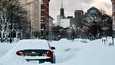 Lumeen hautautunut henkilöauto New Yorkin kadulla joulukuun 25. päivä.