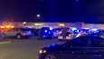 Poliiseja Walmart-kaupan edustalla, mihin ampuja iski myöhään tiistai-iltana paikallista aikaa.