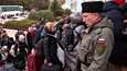 Hersonista saapuneet ihmiset odottavat evakuointia Venäjälle Krimillä 21. lokakuuta. Moskovan Ukrainan Hersonin alueelle asettamat viranomaiset kertoivat 20. lokakuuta, että noin 15 000 ihmistä on siirretty alueelta, jotka Venäjä väittää liittäneensä Ukrainaan.