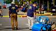 Yhdysvaltain liittovaltion poliisit tutkivat itsenäisyyspäivän paraatialuetta Chicagon lähiöaluella Highland Parkissa, jossa 22-vuotias mies ampui useita ihmisiä manantaina 5. heinäkuuta.