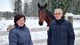 Teija ja Kauko Tuominen pyörittävät ratsastuskoulua Heinimaankulmalla Keikyässä. Tallissa on 20 hevosta ja ponia.
