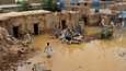 Asukkaat siivosivat monsuunisateissa vaurioituneen talon raunioita Quettassa Pakistanissa.