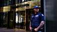 Poliisi vartioi Donald Trumpin rakennuttamaa pilvenpiirtäjä Trump Toweria New Yorkissa 12. elokuuta 2022.