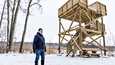 Siinä se nyt on: Saarioisjärven uusi lintutorni. Pekka Kansasen mukaan tornin on tarkoitus kestää käytössä kymmeniä vuosia.