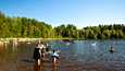 Sinilevätilanne voi vaihdella nopeastikin. Ihmiset nauttivat järvivedestä Tampereen Peltolammin uimarannalla 4. heinäkuuta, kun levätilanne oli hyvä.