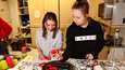 Neea Weeman ja sosionomiopiskelija Disa Salo aloittivat pipareiden leipomisen nuorisokeskus Kupolissa Tampereella keskiviikkoiltana 7. joulukuuta.