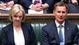 Britannian pääministeri Liz Truss ja maan uusi valtiovarainministerin Jeremy Hunt istuivat vieretysten kyselytunnilla keskiviikkona 19. lokakuuta. Kuvakaappaus kyselytunnista taltioidulta videolta.