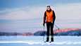 Suvi Tanner hiihti torstaina perinteisen suksilla Näsijärven jäällä. Jäälle ajettavat ladut pidentävät nyt monien kuntien hiihtolatujen pituutta.