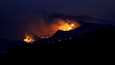 Metsäpalo riehui Samoksen saarella vuorenrinteessä Kreikassa 13. heinäkuuta 2022. 
