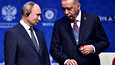Venäjän presidentti Vladimir Putin (vas.) ja Turkin presidentti Recep Tayyip Erdogan TurkStream-kaasuputken avajaisissa Istanbulissa vuonna 2020. 