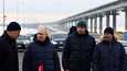 Venäjän presidentti Vladimir Putin (toinen vasemmalta) vieraili Krimin sillalla 5. joulukuuta.