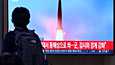 Ihmiset kävelivät television ohitse Tokiossa viime viikon torstaina, kun Pohjois-Korea teki edellisen kerran testejä ballistisilla ohjuksilla. Tuolloin maa lähetti matkaan kaksi ohjusta vain muutama tuntia sen jälkeen, kun Yhdysvaltojen varapresidentti Kamala Harris oli poistunut Etelä-Koreasta.