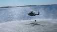 Puolustusvoimien välittämässä kuvassa NH90-kuljetuskopteri on juuri pudottanut merimiinan jossain Saaristomerellä. 