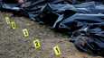 Epäiltyjen sotarikosten selvitys on kilpailua aikaa vastaan. Kuvassa on numeroituja ruumispusseja Butšassa 8. huhtikuuta.