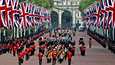 Kuningatar Elisabetin arkku kulki saattueessa pitkin Buckinghamin palatsille johtavaa The Mall -katua. Valtiolliset hautajaiset ovat suuri spektaakkeli, jota on valmisteltu kulisseissa vuosikausia. Kuningatar Elisabet itse oli myös itse valmisteluissa mukana.