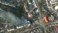 Satelliittikuva näyttää palavia kerrostaloja Mariupolin kaupungin läntisessä osassa 12. maaliskuuta.