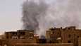 Rakennusten keskeltä nousi savua Sudanin pääkaupungissa Khartumissa lauantaina 22. huhtikuuta. 