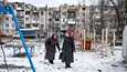 Naiset kävelivät leikkikentällä Venäjän tuhoisan ohjusiskun jälkeen Donetskin alueella Pokrovskin kaupungissa 15. helmikuuta.