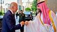 Yhdysvaltain presidentti Joe Bidenin neljä päivää kestävä Saudi-Arabian vierailu alkoi perjantaina 15. heinäkuuta. Heti vierailun ensimmäisenä päivänä Biden vaihtoi nyrkkitervehdyksen Saudi-Arabian kiistellyn kruununprinssin Mohammed bin Salmaninin kanssa. 