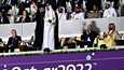 Saudi-Arabian kruununprinssi Mohammed bin Salman (oik.) seurasi Qatarin MM-kisojen avausottelua Gianni Infantinon vieressä.