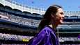 Sanna Marin vihittiin New Yorkin yliopiston kunniatohtoriksi keskiviikkona 17. toukokuuta. Marin saapui Yankee-stadion juhlallisuuksiin yllään liila kaapu. 