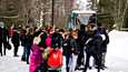 Porin Linjojen bussi täyttyy Meri-Porin yhtenäiskoulun edessä arkisin kello 15.08 hetkessä ääriään myöten täyteen.