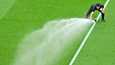 Lusailin stadionin työntekijä valvoi nurmen kastelua ennen Argentiinan ja Saudi-Arabian välistä ottelua.