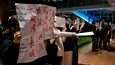 Protestoijat pitelivät kylttejä ja tyhjiä papereita Hong Kongin yliopistolla 29. marraskuuta.