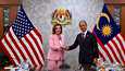 Yhdysvaltain edustajainhuoneen puheenjohtaja Pelosi kättelee Malesian parlamentin puhuja Azhar Azizan Harunia tapaamisessaan Kuala Lumpurissa elokuun 2. päivä.