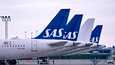SAS:n lentokone kuvattiin Kööpenhaminan lentoasemalla 15. maaliskuuta 2020. Lentoyhtiö kertoi tiistaina uudesta säästöohjelmasta.