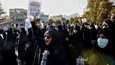 Ihmiset osoittivat mieltään Iranin Teheranissa 5. lokakuuta. Maata viime viikkoina ravistelleet mielenosoitukset saivat alkunsa, kun 22-vuotias nainen kuoli siveyspoliisin käsissä.