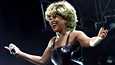 Laulaja Tina Turner esiintyi vuonna 2000 Kalifornian Anaheimissä Yhdysvalloissa. Hän tuli tunnetuksi huikeasta lavaenergiastaan.