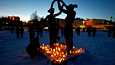 Tampereen Kalevassa sijaitsevan Kiovanpuiston ystävyyskaupunkiveistoksen juurelle jätettiin kymmeniä kynttilöitä maanantaina.