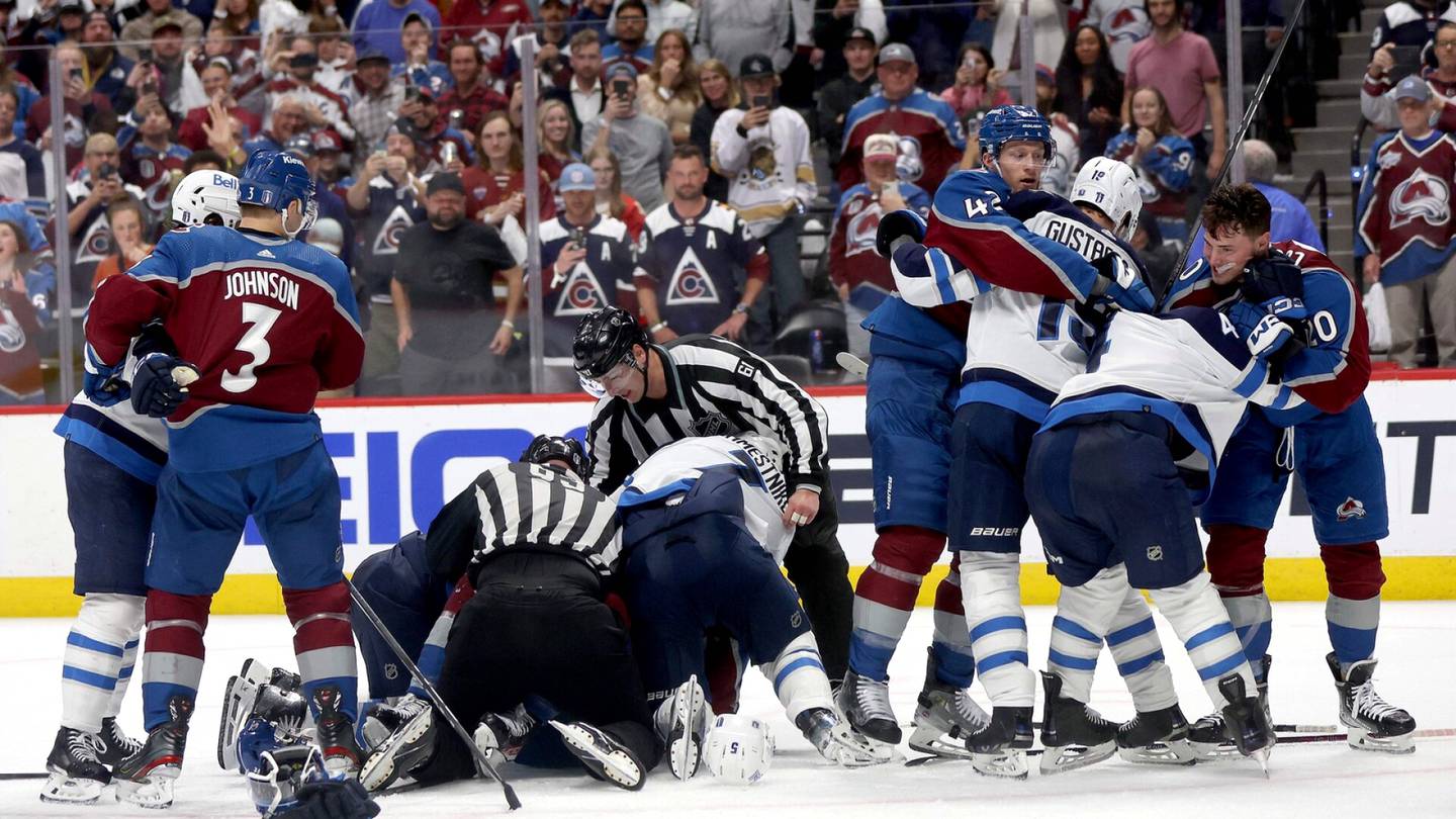 NHL:n suomalaisjoukkueen pudotuspeli päättyi joukko­tappeluun – puolustaja­konkari sai verisen vamman