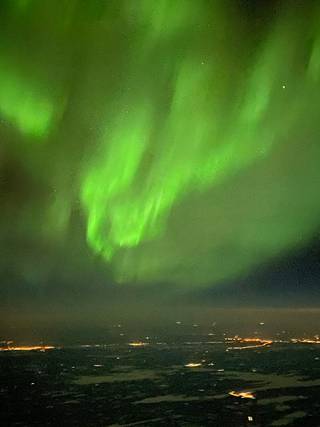 Yölennolla Oulusta Helsinkiin tallentui tämä taivaan liekehdintä.