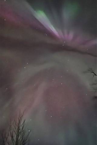 Jämijärven Suurimaalla taivas näyttäytyi violettipainotteisena.
