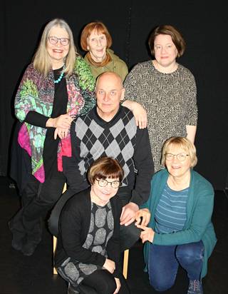 Riimin runoteatteriesityksessä nähdään (takaa vasemmalta) Kristiina Sihvonen, Liisa Suomilammi , Mari Pääsky, Rauno Möttönen. Merja Vaittinen ja Merja Piippo.