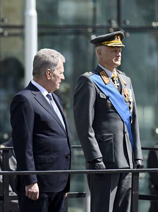 Tasavallan presidentti Sauli Niinistö ja Puolustusvoimien komentaja, kenraali Timo Kivinen ottivat vastaan Puolustusvoimien lippujuhlapäivän paraatin Mannerheimintiellä.
