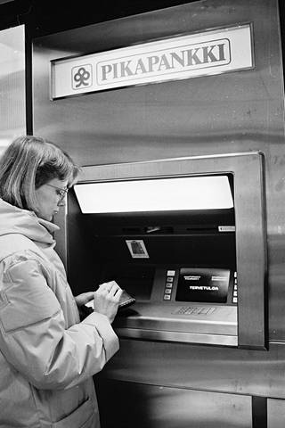 Nakkila sai ensimmäisen pankkiautomaattinsa maaliskuun alussa 1987. Ensimmäinen asiakas pikapankilla oli Tuula Unkuri.