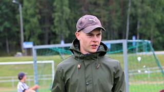 Korkeushyppääjä Miko Tähkänen on jo tänä kesänä ehtinyt sivuta ennätystään 185. Kesätyönä hän ohjasi lapsia urheilukoulussa.