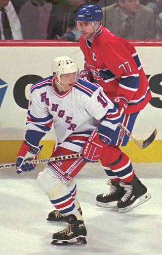 Kuvassa Jari Kurrin takana luisteleva Pierre Turgeon oli kaksi kautta Montreal Canadiensin kapteenina. Hän edusti NHL:ssä lisäksi Buffalo Saberesia, NY Islandersia, St. Louis Bluesia, Dallas Starsia ja Colorado Avalanchea.