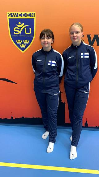 Nea Forsell (oik.) kilpaili Ruotsissa kadettityttöjen sarjassa, jossa nähtiin myös Yong Taekwondon Pinja Latvajärvi. Hän jäi Swedish Open -sarjassa karsintoihin ja sijoittui European Cupissa 12:nneksi.