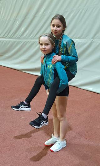 Nuorille urheilijoille kavereiden tsemppaaminen ja ylipäänsä kisojen seuraaminen ovat tärkeitä siinä missä kilpaileminenkin. Kuvassa Elviira Blomback ja Natalia Nikoskinen.