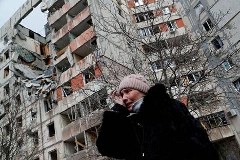 Nainen murtui kyyneliin tuhoutuneen kerrostalon edessä Mariupolissa, Ukrainan eteläisessä satamakaupungissa torstaina 17. maaliskuuta sen jälkeen, kun Venäjän ilmaiskut tuhosivat talon.