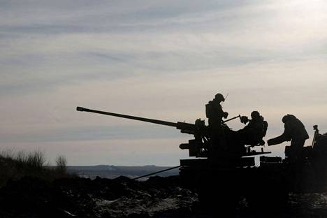 Ukrainalaisjoukot valmistelivat ilmatorjunta-asetta Bahmutin alueella tiistaina 10. tammikuuta. CLODAGH KILCOYNE / REUTERS