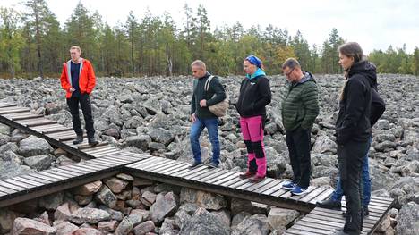 Luonto-opas Ismo Nousiainen esitteli aluetta. Jos Merikarvialla on paljon kiviä, niin kyllä Isojoki on myös kivistä osansa saanut.