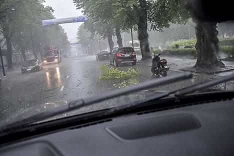 Hulevesijärjestelmän mitoitus kaupungissa on monimutkaisempaa kuin maallikko luulisi. Tällainen sade iski Raumalle heinäkuun lopussa 2018, ja aiheutti vahinkoja muun muassa kellarikerroksissa.