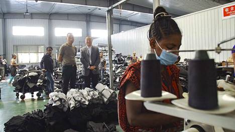 Kiinalaisilla farkkutehtailla työtä johtavat kiinalaiset, mutta työtä tekevät etiopialaiset, joiden kuukausipalkka on vain murto-osa vastaavaa työtä tekevien kiinalaisten palkasta. 